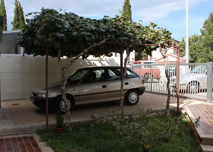 With A Parking Space - 7060 우마그